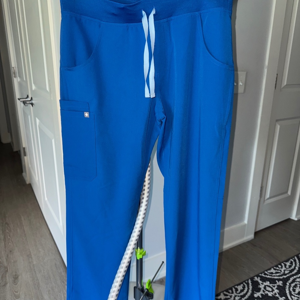 Women's Figs Kade Cargo Scrub Pants - Royal Blue